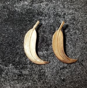 VINTAGE 1960s 2 leaf pin brooches